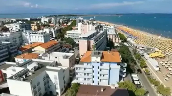 Caduto dal balcone dell’hotel durante la gita”: muore a 18 anni dopo dieci giorni di coma