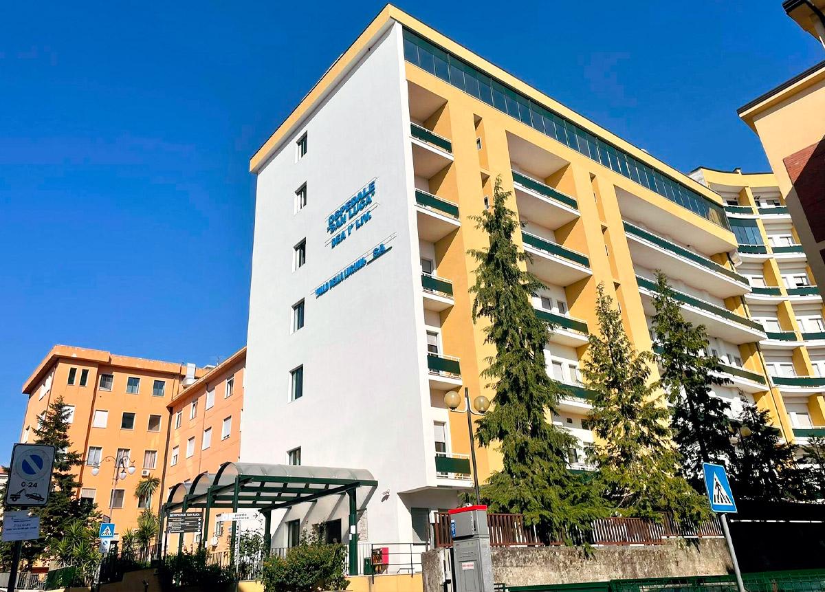 Dimesso dal pronto soccorso dell’ospedale muore pochi metri dopo mentre entra in auto