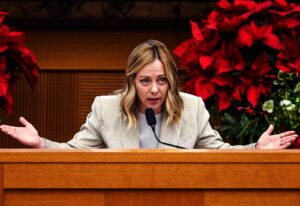A “Otto e mezzo” Marco Travaglio attacca duramente Giorgia Meloni su Europa, Nato, gas americano e Patto di Stabilità.