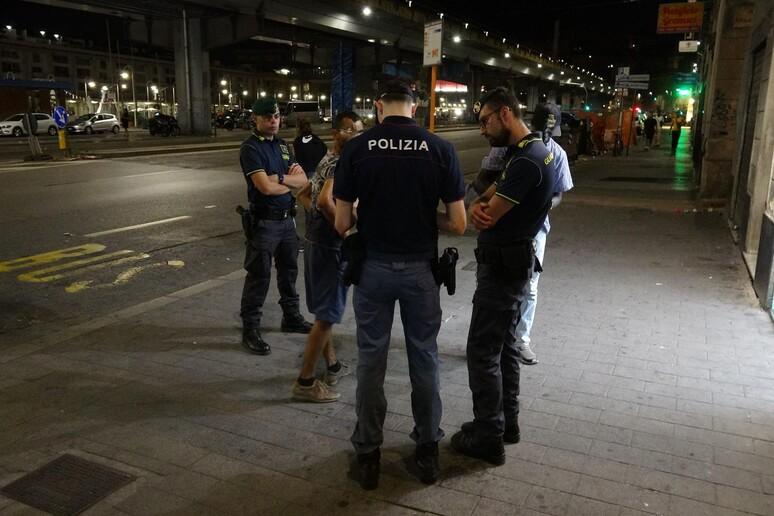 Genova, 30enne tenta di rapire un neonato dal passeggino, decisivo intervento di passanti