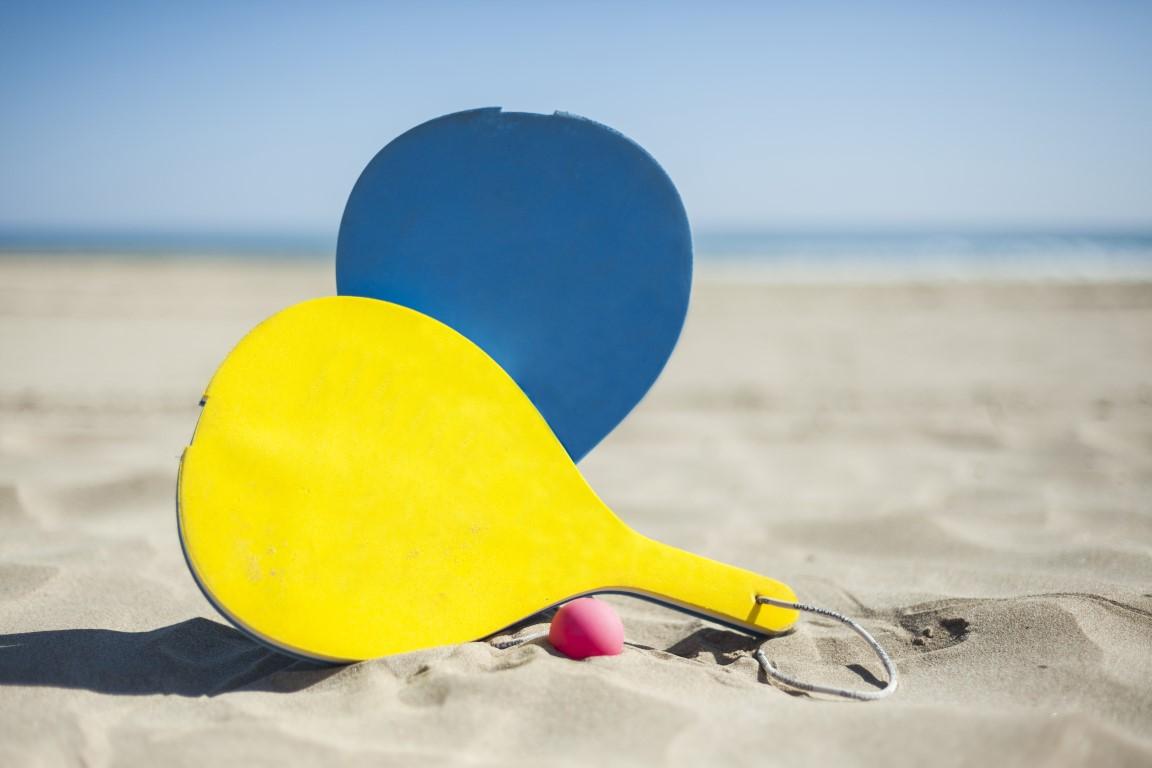 Giocano a racchettoni in spiaggia e feriscono un bagnante, padre e figlia condannati