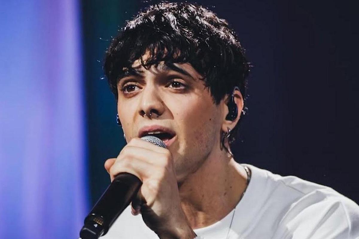 Riccardo Stimolo eliminato da Amici 25 scoppia in lacrime e annuncia ritorno da elettricista