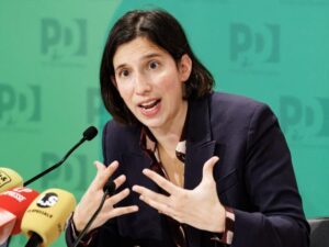 Botta e risposta tra Elly Schlein e il governo guidato da Giorgia Meloni, con accuse pesanti su economia e lavoro e la replica di Fratelli d’Italia.