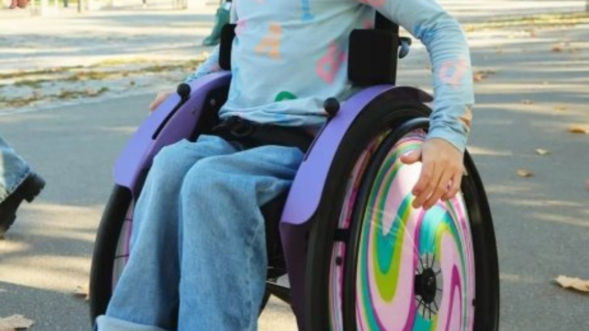 Caduta dalla sedia a rotelle a scuola, bimba di 8 anni muore il giorno dopo essere stata dimessa dall’ospedale