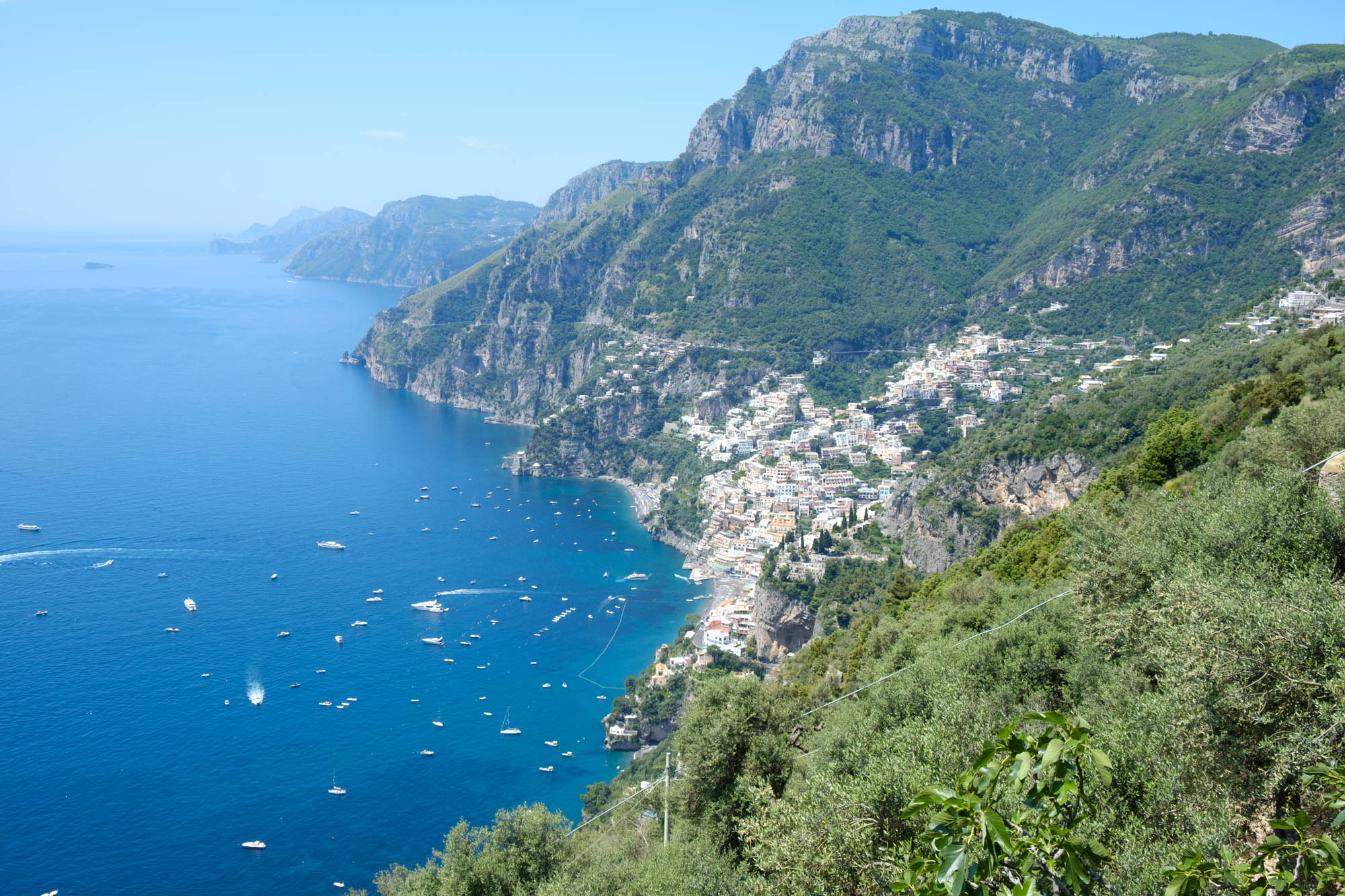 Sentiero degli Dei, turista di 75 anni precipita nel vuoto e muore, inutili i soccorsi