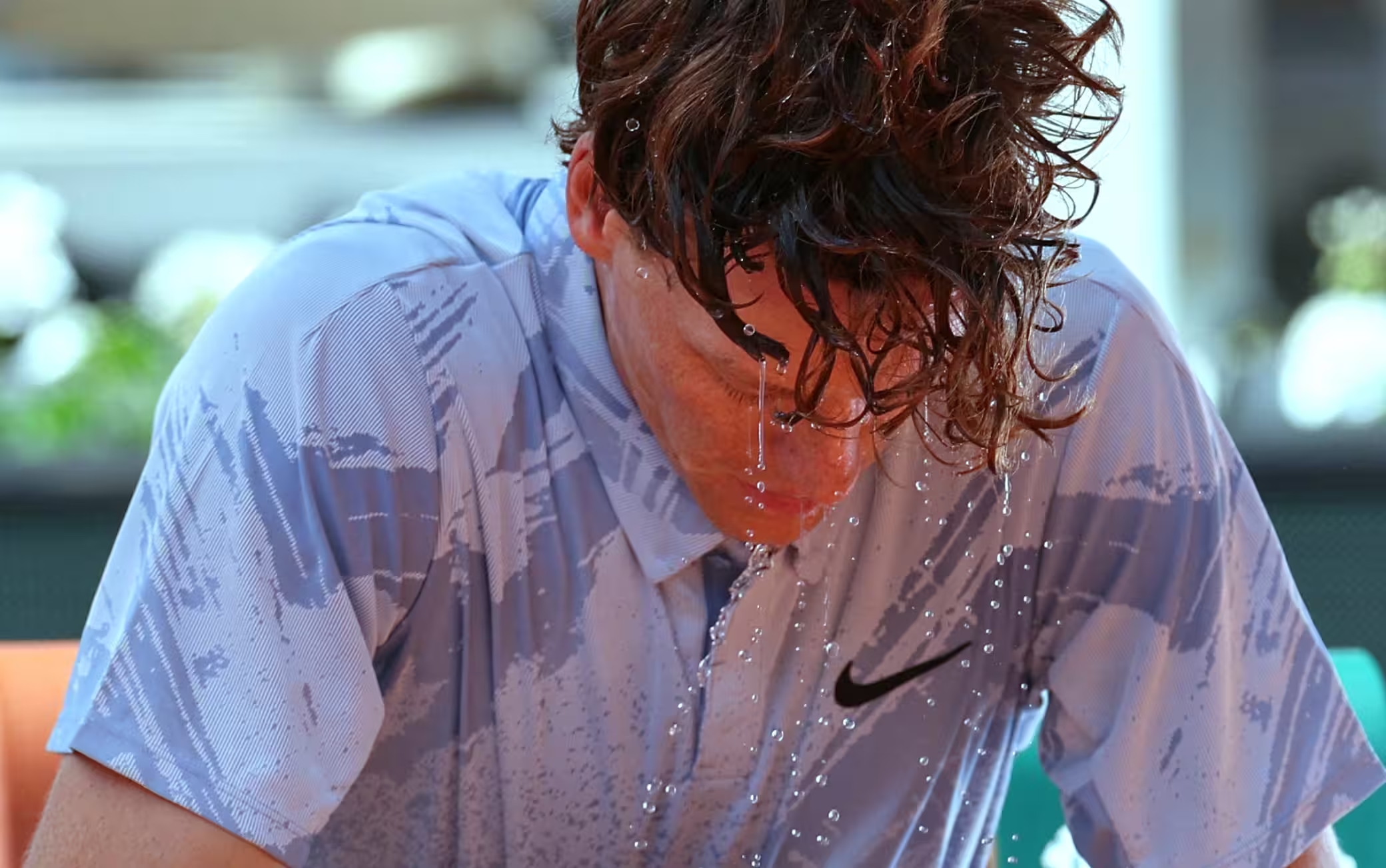 Il malore di Jannik Sinner al Roland Garros apre il caso sulle possibili cause fisiche: nausea, stanchezza e una partita ormai quasi vinta.