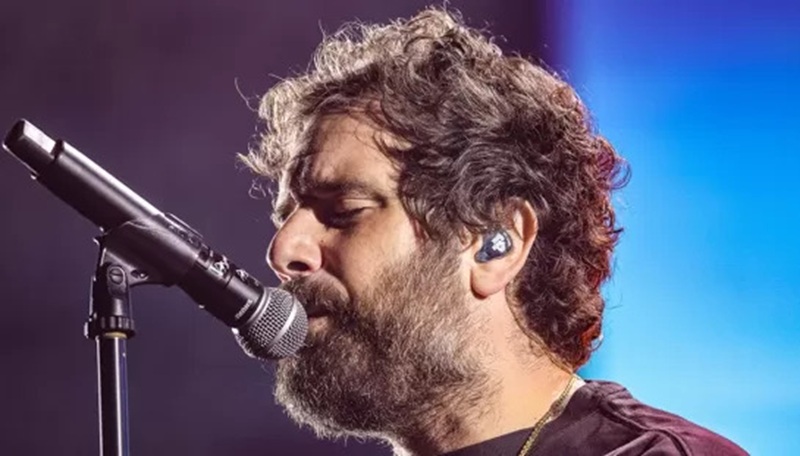 Tommaso Paradiso perde la calma a Napoli, microfono lanciato sul palco