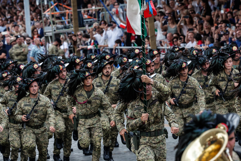 Un attivista critica la parata del 2 giugno ai Fori Imperiali e chiede più spazio alla società civile nella Festa della Repubblica.