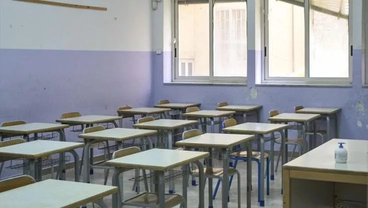 Studente minaccia un professore a Mirandola con una pistola a pallini durante la lezione: l’episodio sarebbe stato ripreso in video.