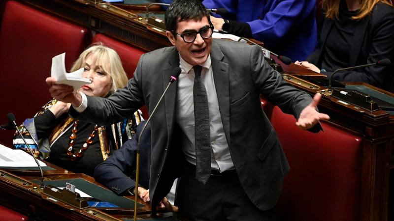 Giorgia Meloni e Nicola Fratoianni si sono scontrati alla Camera sul fisco, poi Angelo Bonelli ha chiesto le scuse della premier.