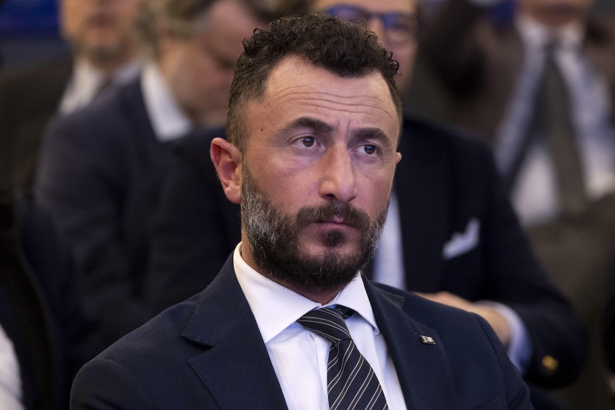Emanuele Pozzolo è uscito illeso dall’incidente a Vigliano Biellese, ma l’alcoltest positivo apre ora un nuovo fronte giudiziario.