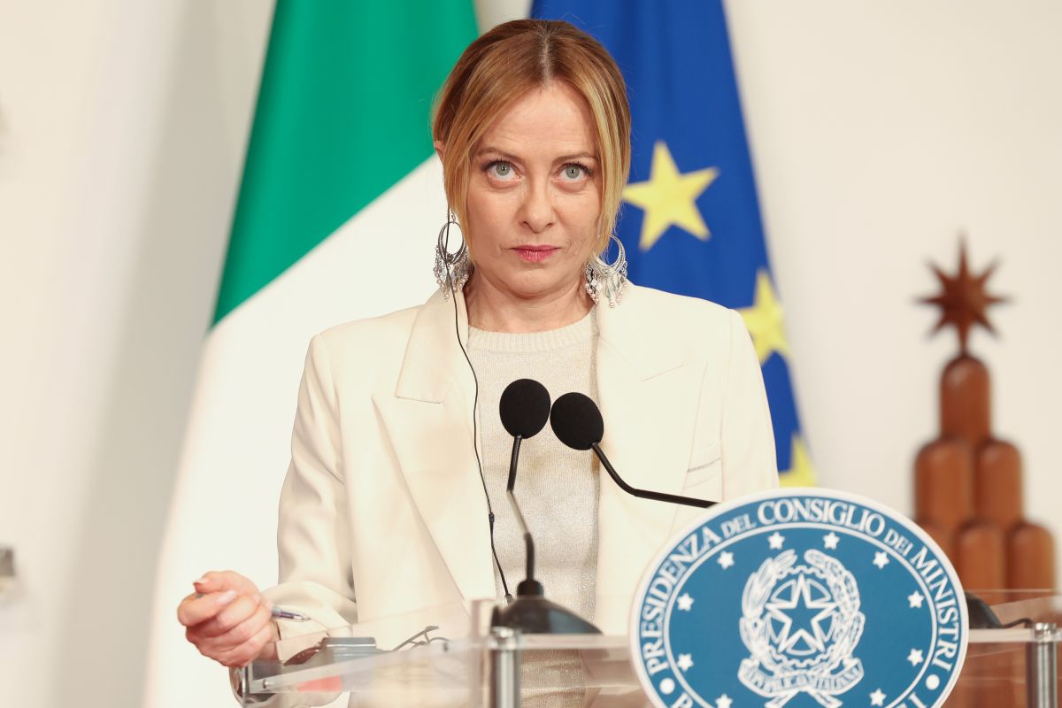 Giorgia Meloni replica sull’assenza in Montenegro e spiega la scelta logistica dopo l’evento a Reggio Calabria.