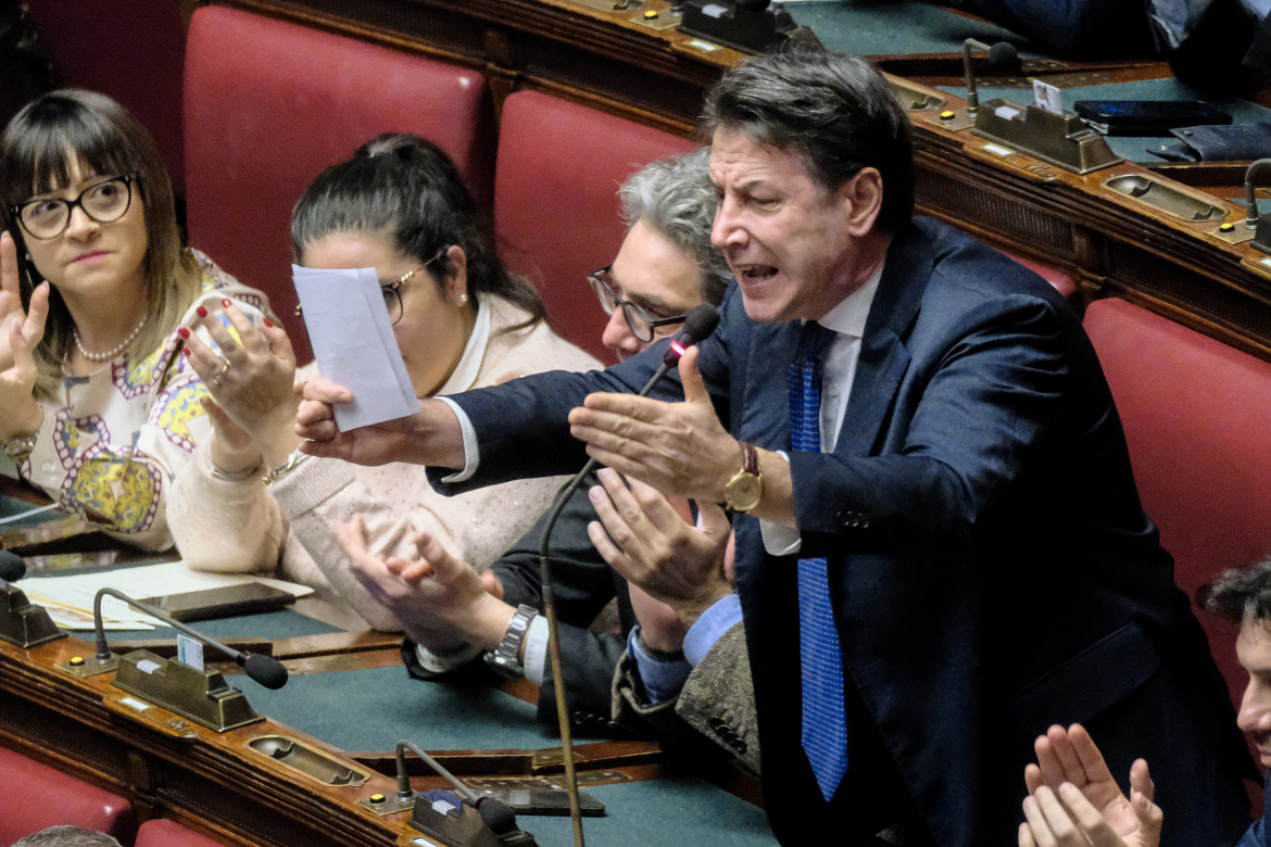 Commissione Covid al centro dello scontro alla Camera: seduta sospesa dopo la lite tra Fratelli d’Italia e Movimento 5 Stelle.