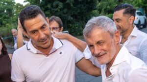 La visita di Roberto Vannacci a Gianni Alemanno dopo l’uscita da Rebibbia scatena critiche tra i sostenitori di Futuro Nazionale. La scelta di Roberto Vannacci di accogliere Gianni Alemanno nel giorno dell’uscita dal carcere di Rebibbia ha aperto una frattura inattesa tra i sostenitori di Futuro Nazionale. La clip pubblicata sulle pagine del movimento, con il generale in congedo partito da Bruxelles verso Roma per incontrare l’ex sindaco e poi festeggiare con lui a cena, ha raccolto una lunga serie di commenti negativi. Per Vannacci, abituato a ricevere consensi molto alti sui propri canali social, la reazione rappresenta un segnale politico non secondario. Vannacci e Alemanno, la clip che divide Futuro Nazionale Il caso nasce dalla pubblicazione del video con cui Futuro Nazionale ha raccontato l’accoglienza riservata da Roberto Vannacci a Gianni Alemanno. L’ex sindaco di Roma è uscito dal carcere di Rebibbia e il generale ha deciso di salutarlo pubblicamente, trasformando il momento in una scelta politica e simbolica. La mossa, però, non è stata accolta con l’entusiasmo che spesso accompagna i contenuti pubblicati dagli account vicini a Vannacci. Sotto la clip sono comparsi migliaia di commenti, molti dei quali critici. La contestazione non arriva soltanto da avversari politici o da utenti ostili, ma anche da persone che si dichiarano vicine all’area di riferimento del generale. Il punto più delicato riguarda l’immagine di Futuro Nazionale come forza nuova, costruita su ordine, legalità, disciplina e rottura con i vecchi schemi. In questa cornice, l’abbraccio pubblico ad Alemanno, politico di lungo corso appena uscito dal carcere, viene percepito da una parte della base come una contraddizione difficile da spiegare. La protesta dei sostenitori: “Volevo votarti, ma questo è troppo” Tra i commenti riportati sulla pagina ufficiale di Futuro Nazionale, il tono di molti utenti è netto. C’è chi parla apertamente di delusione e chi annuncia di non voler più sostenere il movimento. Un utente scrive: “Pensavo foste diversi”. Un altro commento sintetizza il malumore di una parte della base: “Ti volevo votare, ma visto che stai portando con te chi è stato in galera credo di non andare proprio a votare”. Sulla stessa linea un’altra reazione: “Dì cosa ti pare ma hai già perso un voto”. Il dissenso si spinge anche oltre. Tra le immagini pubblicate compare la fotografia di una tessera di Futuro Nazionale tagliata in due con le forbici, gesto simbolico che mostra il livello dello strappo. Un’altra utente ironizza: “Quando sono stata assunta mi hanno chiesto il casellario giudiziario, e lavoravo in sanità. Non ho capito niente, potevo fare una rapina ed entrare in politica”. Non mancano critiche più dure rivolte direttamente a Vannacci e alla sua storia militare. Un commento recita: “Quanti comandanti come te che hanno utilizzato le forze armate come una gallina dalle uova d'oro ho conosciuto. Altro che patria e onore, stipendio e straordinari”. La contraddizione tra immagine nuova e vecchia politica La reazione negativa pesa soprattutto perché Roberto Vannacci ha costruito gran parte del proprio messaggio pubblico sull’idea di rappresentare una rottura rispetto alla politica tradizionale. La promessa di “raddrizzare l’Italia” entra così in tensione con l’omaggio pubblico a Gianni Alemanno, figura storica della destra romana e nazionale. La vicenda mostra anche un’altra contraddizione politica. Alemanno, durante la detenzione, ha insistito sul tema di carceri più umane e orientate alla riabilitazione. Nelle stesse ore, però, Vannacci, parlando di un ipotetico “Caino”, ha sostenuto che “deve marcire in carcere”. Il contrasto tra i due messaggi rischia di indebolire la narrazione del movimento proprio nel momento in cui Futuro Nazionale cerca di trasformare il consenso personale del generale in una proposta politica più strutturata. I commenti negativi sotto il video non bastano, da soli, a misurare un effetto elettorale reale, ma segnalano un disagio interno a un pubblico che finora aveva seguito Vannacci con maggiore compattezza. La scelta di accogliere Alemanno all’uscita da Rebibbia diventa così un test politico per Futuro Nazionale: non solo per gli avversari, ma per quella parte di elettorato di destra che chiede discontinuità, legalità e distanza dai simboli più controversi della vecchia stagione politica.