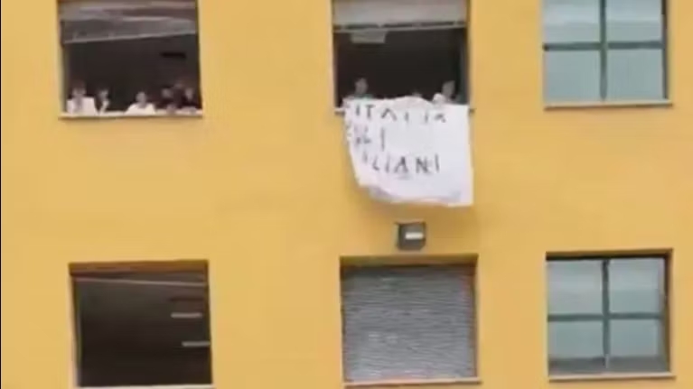 Enrico Fiumana difende lo striscione “Italia agli italiani” esposto in un liceo di Cesena e respinge le accuse di razzismo.