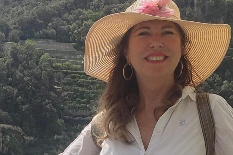 Cinzia Dal Pino condannata a 18 anni: travolse con il Suv l’uomo che le aveva rubato la borsa Cinzia Dal Pino è stata condannata a 18 anni per l’omicidio di Nourredine Mezgoui, investito dopo una rapina a Viareggio. Cinzia Dal Pino, imprenditrice balneare di 67 anni, è stata condannata in primo grado a 18 anni di carcere dal tribunale di Lucca per l’omicidio volontario di Nourredine Mezgoui, cittadino marocchino di 47 anni senza fissa dimora. L’uomo era stato travolto e ucciso nella notte tra il 7 e l’8 settembre 2024 a Viareggio, dopo aver sottratto la borsa alla donna mentre lei stava salendo in auto al termine di una cena. L’accusa aveva chiesto l’ergastolo, ma i giudici hanno riconosciuto le attenuanti generiche e disposto l’espiazione della pena ai domiciliari. Cinzia Dal Pino condannata per omicidio volontario La sentenza è arrivata dopo alcune ore di camera di consiglio. La Corte ha ritenuto Cinzia Dal Pino responsabile dell’omicidio volontario di Nourredine Mezgoui, escludendo però l’aggravante della crudeltà. La donna, che per gran parte del procedimento è rimasta ai domiciliari, continuerà a scontare la condanna in regime domiciliare. Nel corso dell’ultima udienza, la difesa dell’imprenditrice aveva chiesto una diversa qualificazione del fatto, puntando sull’eccesso colposo di legittima difesa. In subordine era stata avanzata l’ipotesi dell’eccesso preterintenzionale. La ricostruzione difensiva non è stata accolta dai giudici, che hanno confermato l’impianto dell’omicidio volontario, pur con una pena inferiore rispetto alla richiesta della pubblica accusa. La vicenda giudiziaria ruota attorno a una sequenza avvenuta in pochi minuti, ma decisiva per la valutazione del comportamento della donna dopo la rapina subita. La rapina a Viareggio e l’inseguimento con il Suv Tutto si è verificato a Viareggio, nella notte tra il 7 e l’8 settembre 2024. Cinzia Dal Pino stava rientrando dopo una cena con alcuni amici quando Nourredine Mezgoui le ha sottratto la borsa nel momento in cui l’imprenditrice si stava infilando nella propria auto. Dopo essersi accorta del furto, la donna si è messa alla guida del suo Suv e ha inseguito l’uomo fino a raggiungerlo. I momenti successivi sono stati registrati da una telecamera di videosorveglianza privata puntata sulla strada. Nel filmato si vede il veicolo colpire il quarantasettenne. Subito dopo, l’auto compie più manovre avanti e indietro sul corpo dell’uomo. Al termine della sequenza, Cinzia Dal Pino è scesa dal mezzo per recuperare la borsa, lasciando Mezgoui a terra. Proprio quelle immagini hanno avuto un peso centrale nel processo e nella ricostruzione dell’accusa. Durante una delle udienze, l’imprenditrice ha spiegato la propria versione dei fatti con una dichiarazione precisa: “Non volevo ucciderlo, ma solo farlo cadere a terra per poter recuperare la mia borsa”. La decisione del tribunale di Lucca Il tribunale di Lucca ha quindi pronunciato una condanna a 18 anni di carcere, riconoscendo le attenuanti generiche e facendo cadere l’aggravante della crudeltà. La pena resta comunque pesante, perché i giudici hanno ritenuto provata la responsabilità della donna per omicidio volontario. La decisione arriva in primo grado e potrà essere oggetto di impugnazione nei successivi passaggi giudiziari. Per il momento, la condanna stabilisce un punto fermo nella ricostruzione processuale: la rapina subita non è stata ritenuta sufficiente a escludere la volontarietà dell’azione contestata. La morte di Nourredine Mezgoui, travolto dal Suv dopo il furto della borsa, resta al centro di un caso giudiziario che ha posto davanti ai giudici il confine tra reazione a un reato subito, legittima difesa e responsabilità penale per le conseguenze dell’inseguimento.