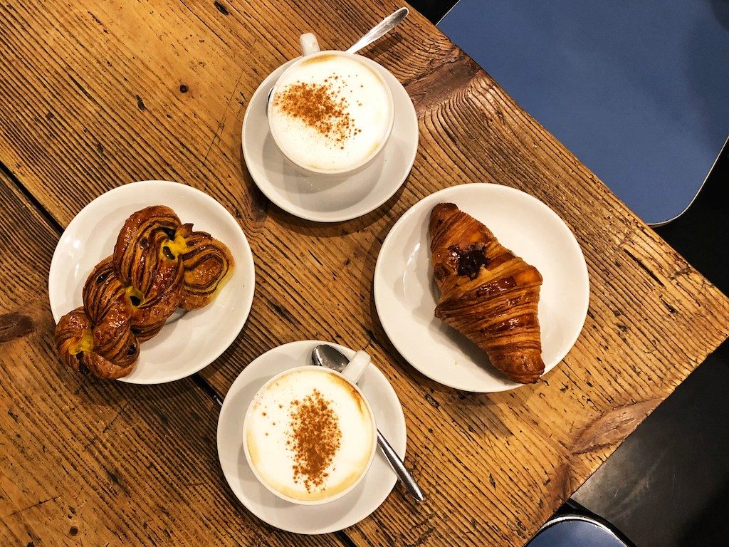 Una colazione in centro a Milano con due cappuccini e due brioche è costata 18 euro, riaprendo il caso dei prezzi.