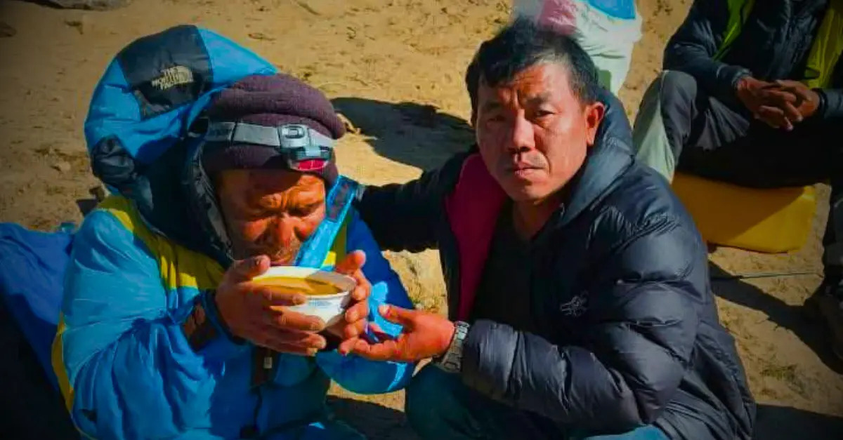 Hillary Dawa Sherpa è stato ritrovato vivo vicino al campo base dell’Everest dopo giorni trascorsi da solo sui ghiacci.
