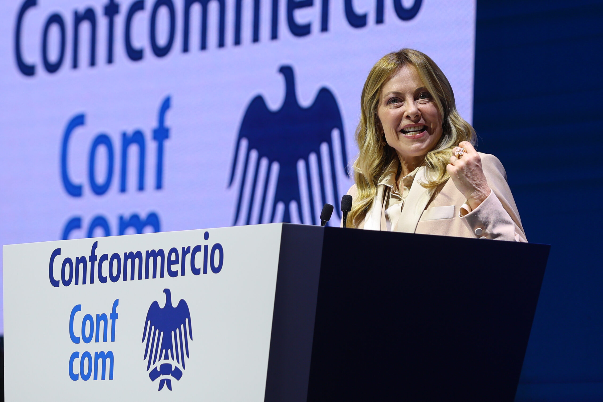 Giorgia Meloni interviene all’assemblea Confcommercio a Roma: tasse, imprese, concorrenza sleale, Piano Casa e transizione ecologica al centro.