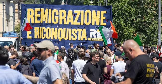 La manifestazione sulla remigrazione ha attraversato Roma con migliaia di sostenitori e la proposta di legge da portare in Parlamento.