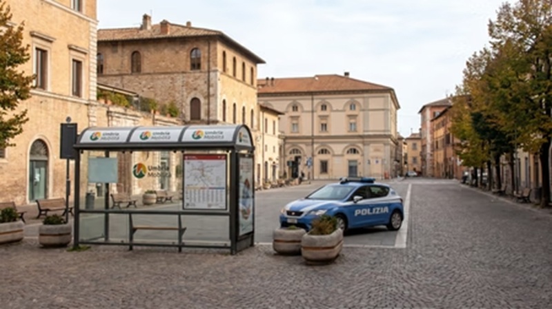 Perugia, strappa una bimba alla madre alla fermata del bus, inseguito e  arrestato un 29enne gambiano