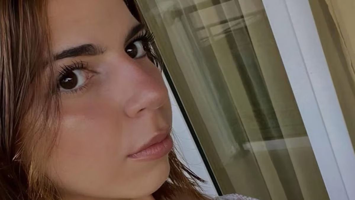 Sofia Barberi è morta a Ceriale dopo l’incidente in scooter: bufera per il video girato da un ragazzo sull’auto coinvolta. Sofia Barberi, 22 anni, è morta a Ceriale, in provincia di Savona, dopo essere stata travolta mentre viaggiava su uno scooter con un’amica lungo l’Aurelia, nella notte tra venerdì 19 e sabato 20. A colpire il mezzo sarebbe stata una Fiat 500 bianca sulla quale viaggiavano alcuni ragazzi. Mentre i soccorsi intervenivano sul posto e le condizioni della giovane risultavano disperate, uno dei passeggeri dell’auto ha registrato un video ridendo e commentando l’accaduto. Le immagini hanno provocato una forte ondata di indignazione, mentre i carabinieri stanno ricostruendo la dinamica dello schianto. Sofia Barberi travolta sull’Aurelia a Ceriale L’incidente è avvenuto durante la notte sull’Aurelia, nel territorio di Ceriale. Sofia Barberi, figlia di un componente della Giunta comunale di Ceriale, era in sella a uno scooter insieme all’amica Emma quando il mezzo è stato travolto da una Fiat 500 bianca. L’impatto è stato molto violento e per la 22enne non c’è stato nulla da fare. La giovane è morta per le conseguenze dei traumi riportati nello schianto. L’amica che si trovava con lei sullo scooter è rimasta coinvolta nell’incidente e le sue condizioni sono al centro degli accertamenti sanitari. Sul luogo sono intervenuti i soccorritori e le forze dell’ordine, chiamate a ricostruire con precisione cosa sia accaduto nei momenti precedenti all’impatto. Al momento l’unica persona indagata risulta essere Noemi, la ragazza che si trovava alla guida dell’auto. Gli investigatori stanno lavorando per chiarire la velocità dei mezzi, la traiettoria seguita dalla vettura e ogni elemento utile a definire eventuali responsabilità. Il video dopo l’incidente e le frasi tra le risate Poco dopo lo schianto, sui social è comparso un video girato da uno dei ragazzi a bordo della Fiat 500. Nelle immagini, registrate dal luogo dell’incidente, si sente il giovane commentare l’accaduto con toni che hanno provocato sconcerto. Nel filmato si sente dire: “Ve lo giuro, questa è morta, abbiamo rotto tutto stanotte”. Poi un’altra frase: “Per un mese niente lavoro, fratello, tentato omicidio ci hanno fatto”. Infine il riferimento alla ragazza alla guida: “Free Noemi”. Il video ha iniziato a circolare rapidamente, generando una dura reazione pubblica. Le parole pronunciate mentre sul posto erano ancora in corso i soccorsi sono state considerate offensive e incompatibili con la gravità della situazione. La morte di Sofia Barberi e il contesto in cui quelle frasi sono state registrate hanno reso il caso ancora più pesante. Ore dopo, lo stesso ragazzo ha pubblicato un secondo video per chiedere scusa. “Chiedo scusa per quello che ho pubblicato - dice - Non avevo capito la gravità della situazione, sono un cog***, me ne vergogno. Avete tutte le ragioni del mondo, ero ubriaco e non capivo la situazione”. La reazione dei soccorritori e le indagini dei carabinieri Sul caso è intervenuta anche la Croce Bianca Finale Ligure, che ha affidato a Facebook un lungo messaggio dopo la diffusione del filmato. Il post ricostruisce il contrasto tra il lavoro dei soccorritori e il comportamento documentato nel video. “Mentre tutti - si legge - facevano l'impossibile sull'asfalto, mentre delle famiglie venivano distrutte per sempre da una notizia che nessuno vorrebbe mai ricevere, qualcun altro ha pensato bene di fare altro. Sta circolando un video, registrato sul posto, in cui si scherza e si ride con evidente alterazione davanti a questa tragedia. Esprimiamo il nostro più profondo schifo e sdegno per questo squallido e aberrante teatrino. Vedere qualcuno che, anziché rendersi conto della gravità di ciò che è appena accaduto, usa la gravità altrui per fare l'idiota sui social ci lascia senza parole e con un profondo senso di nausea e sdegno. Nel 2026 tutto questo non è più accettabile. Non è accettabile che un incidente stradale venga trattato come uno spettacolo da social. Non è accettabile che la vita di una ragazza giovane valga meno di un momento di esibizionismo idiota e privo di umanità. Di fronte alla morte e al dolore serve solo una cosa: il silenzio e il rispetto”. Intanto i carabinieri proseguono gli accertamenti. La posizione della conducente della Fiat 500 resta al centro dell’inchiesta, ma gli investigatori dovranno valutare anche il comportamento degli altri occupanti dell’auto e acquisire ogni elemento utile, compresi i filmati diffusi dopo l’incidente. La priorità resta chiarire la dinamica dello schianto costato la vita a Sofia Barberi, una ragazza di appena 22 anni.