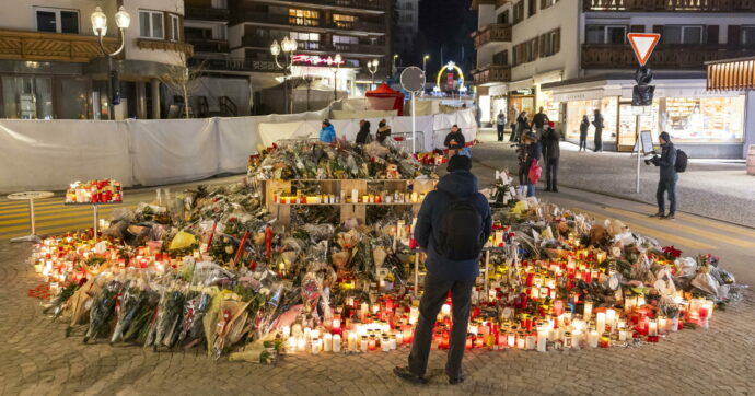 Crans-Montana torna al centro del caso: feriti svizzeri bocciati a scuola e nuovi messaggi sulle porte di sicurezza del Constellation.