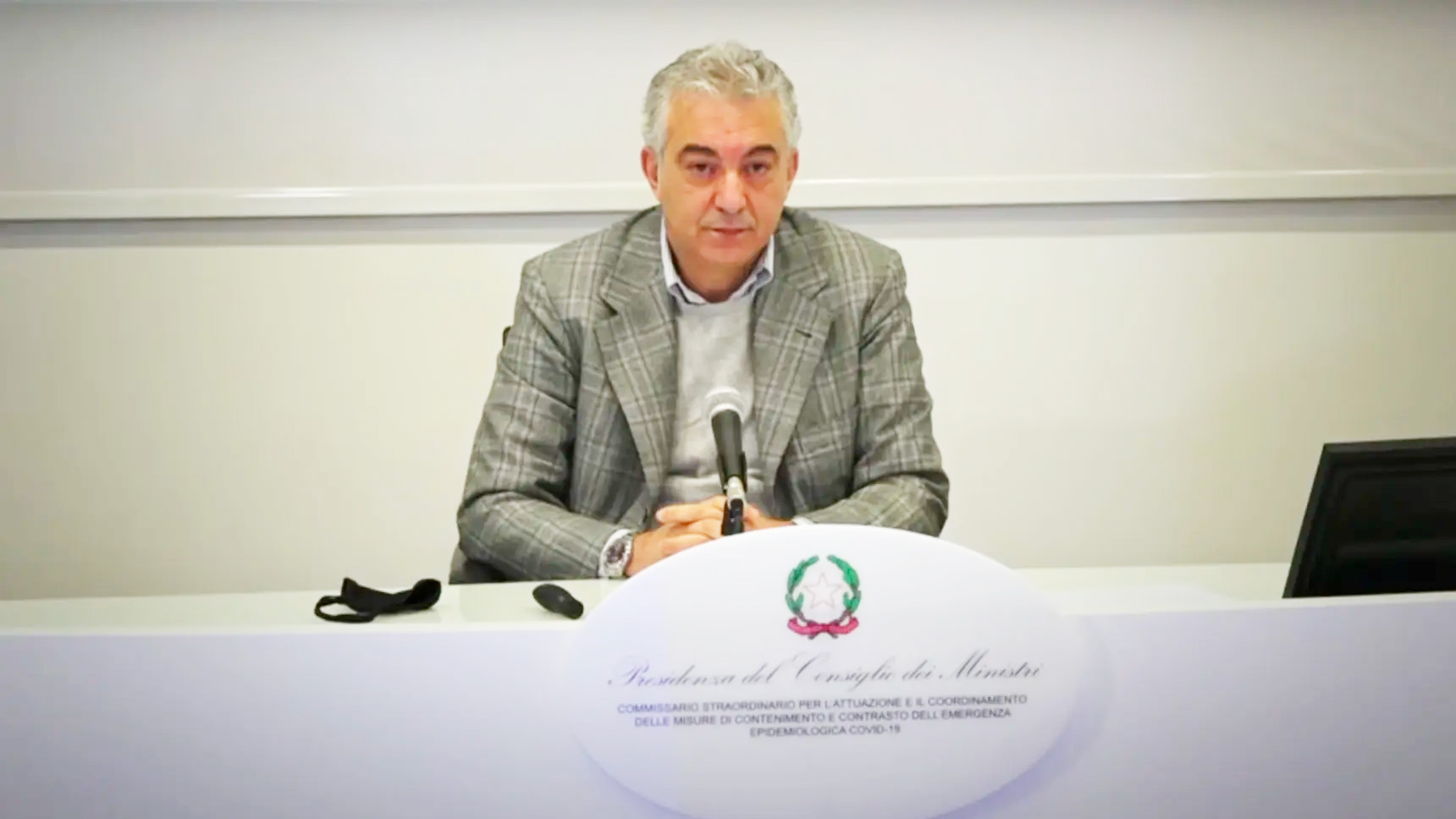 Arcuri rompe il silenzio sulla commissione Covid: “Sono pronto a dire tutto” Domenico Arcuri chiede di essere ascoltato dalla commissione Covid e conferma un incontro recente con Giuseppe Conte. Domenico Arcuri torna al centro del caso legato alla commissione Covid e alle forniture durante l’emergenza sanitaria. L’ex commissario straordinario all’Emergenza Covid ha confermato di aver incontrato Giuseppe Conte il 18 giugno scorso, il giorno successivo alla sua convocazione in commissione, e ha dichiarato di essere pronto a essere ascoltato in forma testimoniale. Una posizione che riapre il confronto politico e istituzionale sul ruolo dell’ex presidente del Consiglio e sui rapporti avuti con l’allora commissario durante la pandemia. Arcuri e la commissione Covid, la richiesta di essere ascoltato Domenico Arcuri ha spiegato di non avere alcuna difficoltà a comparire davanti alla commissione Covid. L’ex commissario ha infatti dichiarato: "Sono pronto a dire tutto, alla commissione Covid o alla “Verità”". Una frase che conferma la volontà di fornire documenti e chiarimenti su una stagione ancora al centro di verifiche parlamentari e polemiche politiche. Il punto più delicato riguarda l’incontro con Giuseppe Conte, avvenuto il 18 giugno. Arcuri ha riferito: "Ho visto Giuseppe Conte il 18 giugno scorso". La data è significativa perché arriva subito dopo la convocazione dell’ex commissario davanti alla commissione. In quella fase, il Movimento 5 Stelle avrebbe preferito un’audizione in forma libera, quindi senza l’obbligo testimoniale di dire la verità. Dopo quell’incontro, Arcuri ha inviato una lettera al presidente della commissione, Marco Lisei, nella quale ha chiarito la propria disponibilità a essere sentito secondo le modalità previste dalla normativa. Nel testo si legge: "Non sussiste da parte del sottoscritto alcun problema né alcun impedimento ad essere sentito nella forma dell’audizione testimoniale, come peraltro previsto dalla vigente normativa, fornendo il più adeguato materiale probatorio". Il nodo Conte e il confronto politico La vicenda chiama direttamente in causa Giuseppe Conte, oggi leader del Movimento 5 Stelle e componente della commissione Covid. Da mesi il presidente Marco Lisei sostiene che l’ex presidente del Consiglio dovrebbe essere ascoltato sui fatti della pandemia, ma la sua posizione di membro della commissione rende il passaggio più complesso. Secondo Lisei, la strada sarebbe quella delle dimissioni temporanee dalla commissione, così da consentire l’audizione e poi un eventuale rientro. "Deve dimettersi, farsi interrogare e tornare in commissione", ha ripetuto il presidente della commissione. L’esponente di Fratelli d’Italia ha aggiunto che anche i presidenti di Camera e Senato avrebbero fatto comprendere la praticabilità di questa soluzione. Al centro delle domande resta il contenuto del colloquio tra Conte e Arcuri. Il tema più sensibile riguarda le forniture di mascherine durante l’emergenza sanitaria, in particolare l’appalto da 1,25 miliardi di euro per 800 milioni di dispositivi provenienti dalla Cina e le commissioni da circa 200 milioni finite nel mirino delle contestazioni politiche e giornalistiche. Arcuri, però, è stato archiviato dalle accuse che lo avevano coinvolto. Il rapporto tra Arcuri e Conte dopo l’emergenza Domenico Arcuri ha ricostruito anche il rapporto personale con Giuseppe Conte, nato durante gli anni di governo e poi proseguito dopo la fine dell’esperienza commissariale. L’ex amministratore delegato di Invitalia ha spiegato: "Quando Conte è diventato presidente del Consiglio, io non l’avevo mai visto in vita mia. Abbiamo collaborato per questioni legate al Mezzogiorno per il mio ruolo di amministratore delegato di Invitalia. Quando mi ha chiesto di fare il commissario ho accettato e abbiamo stabilito, come con tutti gli attori di quella stagione, un rapporto di consuetudine. Lo chiami lei come vuole. Dopodiché, viste le tristi vicende che mi hanno colpito, diciamo che questo rapporto di consuetudine e di collaborazione si è trasformato in un rapporto di amicizia". Arcuri ha escluso che negli incontri con Conte vi siano appuntamenti fissi o ricorrenti, spiegando il senso del loro legame: "No, non lo vedo da molti anni, con Conte ci capita di vederci, ma non è che abbiamo appuntamenti fissi, né ricorrenti. Con lui parliamo di tutto e di niente come persone che hanno condiviso una stagione brutta, e noi solo sappiamo quanto brutta, e che si sentono ingiustamente perseguitati". L’ex commissario ha ribadito di voler parlare e di avere materiale da mettere a disposizione. La sua posizione è netta: "Con tutto quello che mi è successo, secondo lei, ho problemi ad andare in escussione testimoniale? Se non lo faranno, mi sentirò libero di venire da voi e dire ciò che voglio".