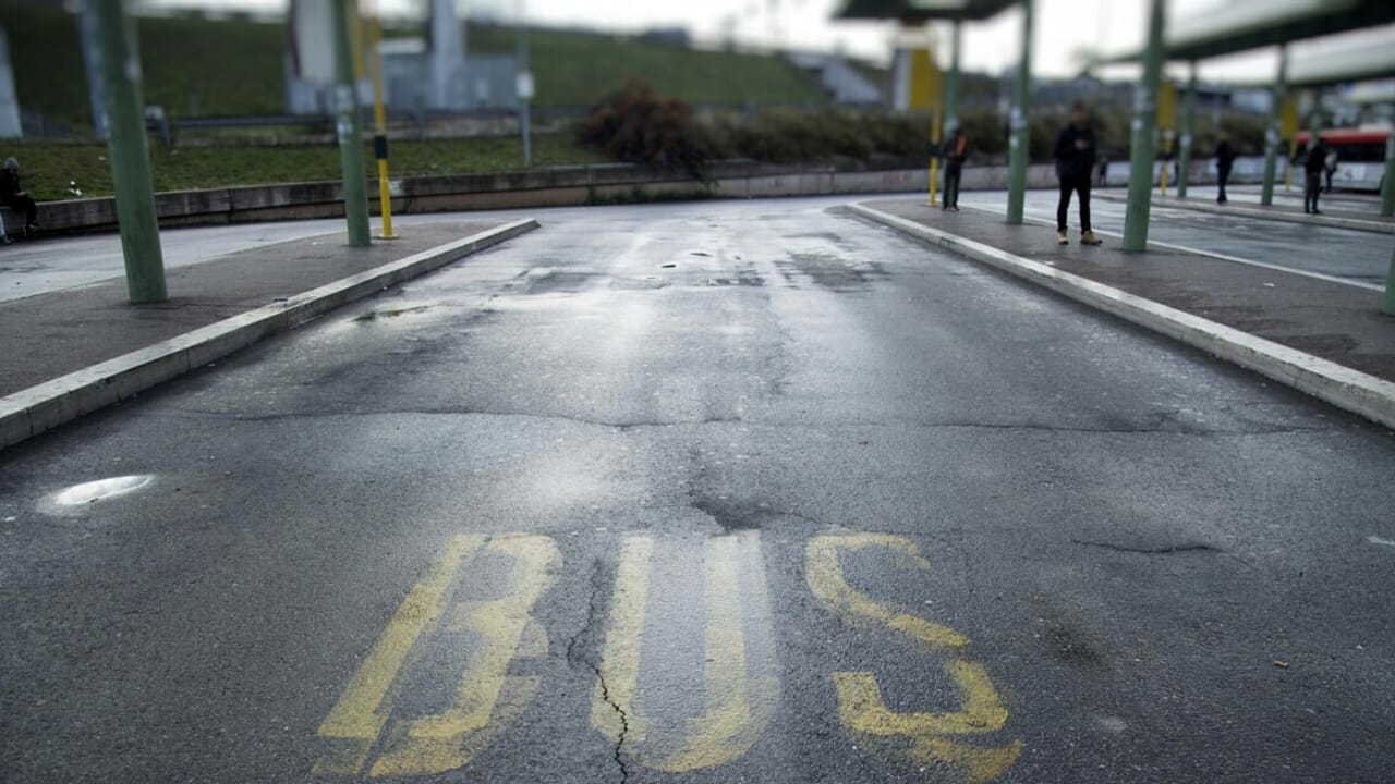 Un bambino di 11 anni è stato lasciato a piedi dal bus a Luserna San Giovanni perché aveva dimenticato l’abbonamento.