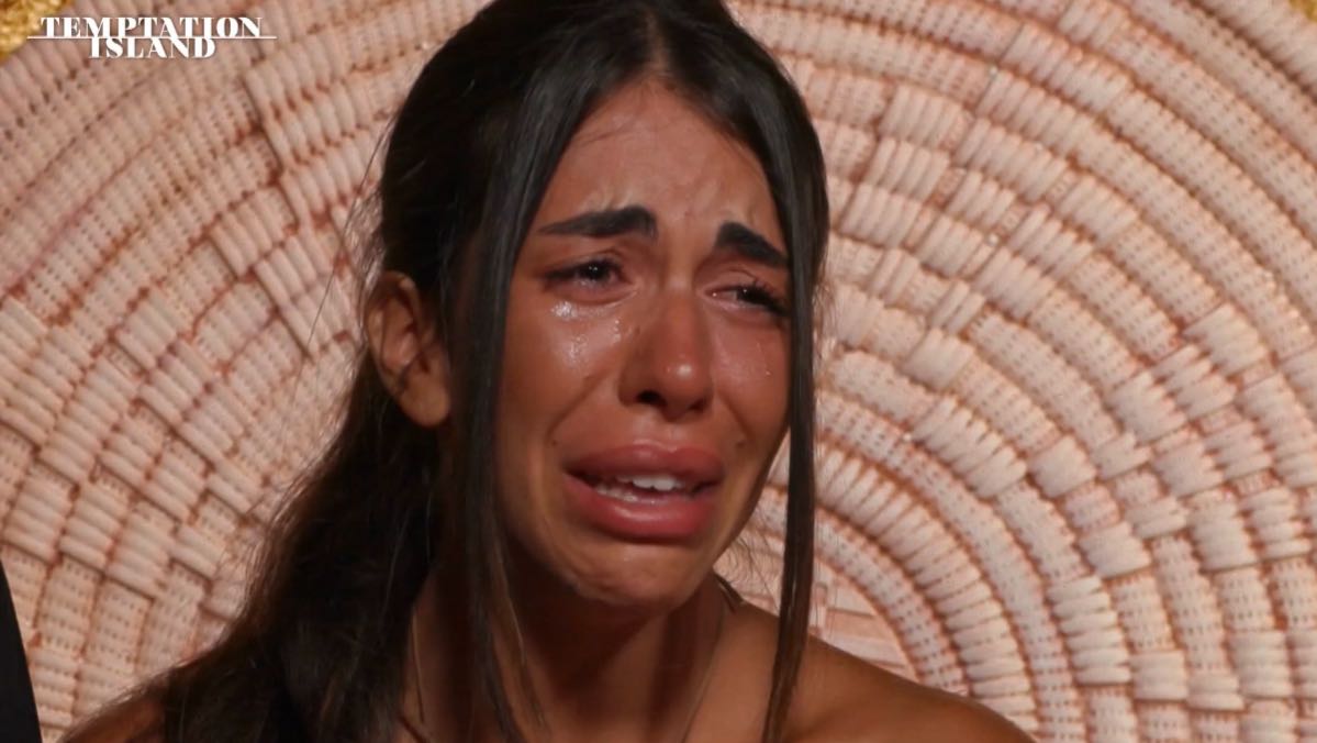 Temptation Island, Alessandra scopre l’intesa tra Rosario e Giada, sua ex amica, dopo una crisi già segnata da tradimenti.