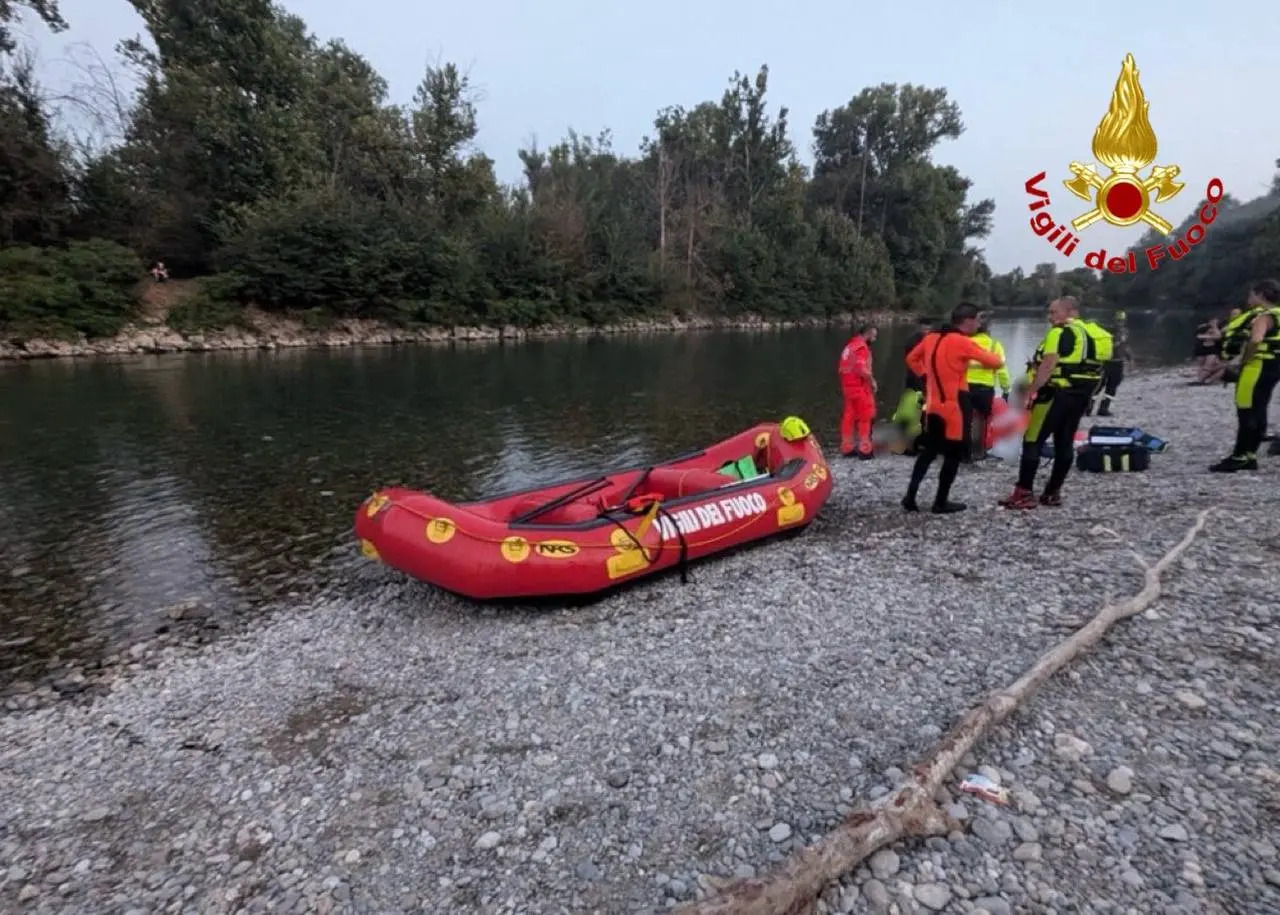 Un 27enne è morto nel fiume Oglio dopo essersi tuffato per salvare il fratello maggiore in difficoltà.