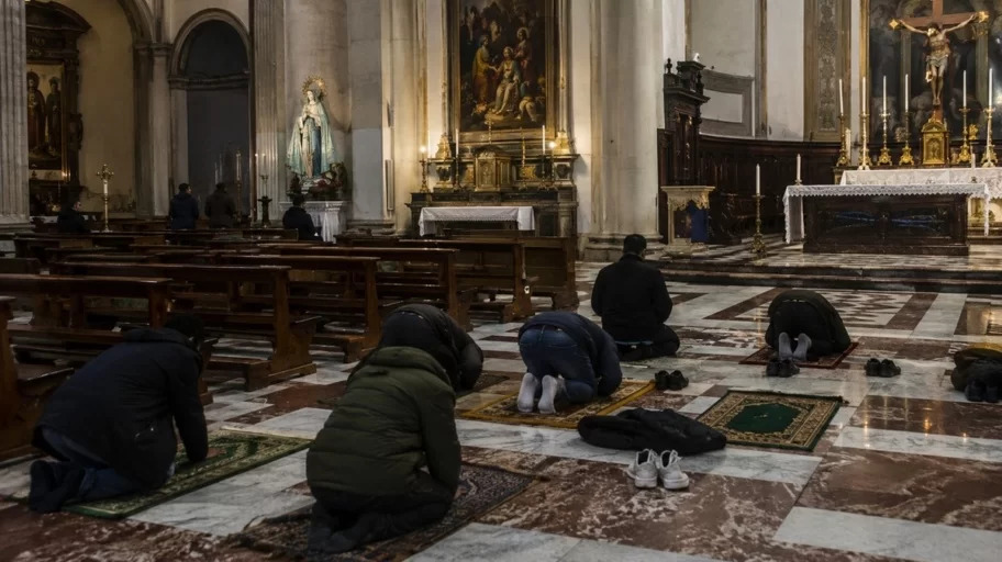 Preghiera islamica negli oratori di Milano