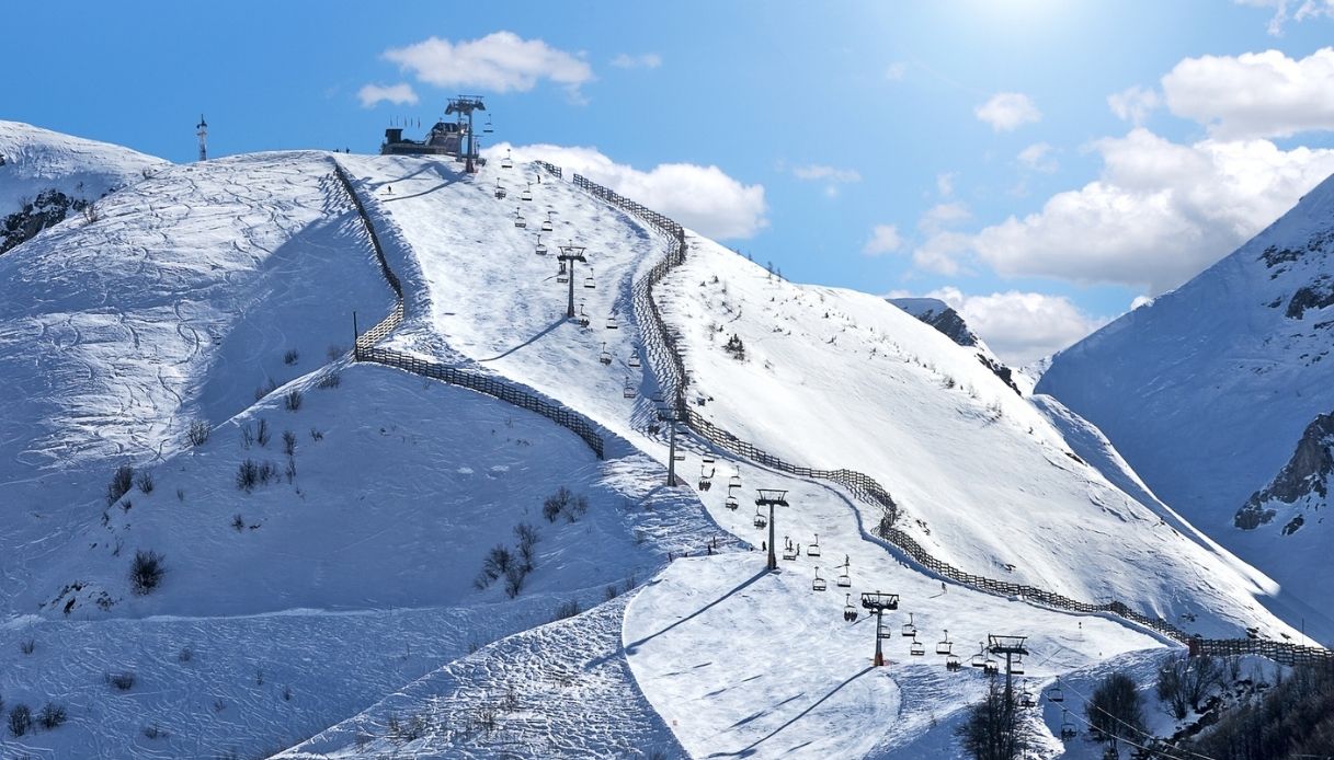 Autista in malattia sorpreso sulle piste da sci in Piemonte: licenziamento per giusta causa e verifiche sulla moglie medico. Un autista di autobus formalmente assente dal lavoro per malattia è stato scoperto mentre trascorreva alcuni giorni sulla neve, sulle Alpi piemontesi, insieme agli amici. L’uomo, dipendente di Autolinee Toscane e in servizio nella provincia di Massa Carrara, è stato licenziato per giusta causa dopo gli accertamenti disposti dall’azienda. La vicenda ora potrebbe avere anche conseguenze penali, perché la società ha presentato un esposto e la magistratura sta valutando l’ipotesi di una possibile truffa ai danni dell’azienda. Autista in malattia scoperto sulle piste da sci I fatti contestati risalgono alla fine dello scorso anno. Nei giorni in cui risultava coperto da regolare certificato medico, l’autista si trovava in una località sciistica del Piemonte, dove sarebbe stato ripreso mentre sciava e trascorreva il tempo libero con alcuni amici. Le immagini e i video delle giornate sulla neve sono stati acquisiti dopo controlli mirati avviati da Autolinee Toscane, che da tempo aveva iniziato a monitorare alcune assenze considerate anomale. Secondo la ricostruzione emersa, i sospetti dell’azienda non sarebbero nati da un singolo episodio. L’uomo avrebbe accumulato nel tempo diverse assenze per malattia, spesso collegate a turni ritenuti sgraditi, festività o periodi di riposo. In alcuni casi, i certificati sarebbero stati agganciati a giorni festivi o a pause già previste, prolungando così l’assenza dal servizio. A rendere più delicata la situazione è anche un altro elemento: i certificati medici sarebbero stati firmati dalla moglie dell’autista, che esercita la professione di medico. Un dettaglio che ha spinto l’azienda ad approfondire ulteriormente il caso, fino alla decisione di procedere con accertamenti specifici. Le verifiche di Autolinee Toscane e il licenziamento Gli investigatori incaricati hanno documentato la presenza dell’uomo sulle piste da sci proprio nei giorni in cui risultava indisponibile al lavoro per motivi di salute. Per l’azienda, le attività svolte in montagna sarebbero apparse incompatibili con lo stato di malattia dichiarato. Di fronte alle contestazioni, l’autista avrebbe inizialmente negato ogni addebito. Successivamente, però, avrebbe ammesso di aver mantenuto un comportamento non corretto. A quel punto Autolinee Toscane ha disposto il licenziamento per giusta causa, ritenendo compromesso il rapporto fiduciario con il dipendente. La posizione dell’uomo ora non riguarda soltanto il piano disciplinare. Dopo l’esposto presentato dalla società, la magistratura sta valutando se nei fatti contestati possano emergere profili penalmente rilevanti, in particolare per una possibile truffa collegata alle assenze dal lavoro. Segnalazione all’ordine dei medici per la moglie Il caso potrebbe coinvolgere anche la moglie dell’autista, indicata come il medico che avrebbe firmato i certificati di malattia. La sua posizione è stata segnalata all’Ordine dei medici della Toscana, che potrà valutare eventuali profili disciplinari legati alla correttezza delle certificazioni rilasciate. La vicenda mette al centro il rapporto tra assenza per motivi di salute, controlli aziendali e responsabilità professionale. Per Autolinee Toscane, il comportamento del dipendente avrebbe violato in modo grave gli obblighi di correttezza e fiducia alla base del rapporto di lavoro. Per questo l’azienda ha scelto la linea più dura, arrivando al licenziamento immediato e alla trasmissione degli atti alle autorità competenti. Resta ora da chiarire se dagli accertamenti della magistratura emergeranno ulteriori responsabilità e se la segnalazione all’Ordine dei medici porterà a provvedimenti nei confronti della professionista.