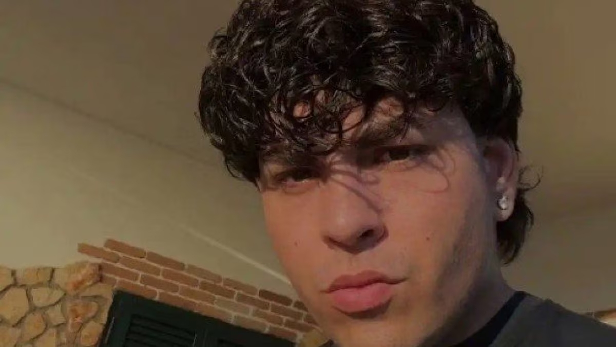 Matteo D’Ambrosio è morto a Guidonia dopo essere stato investito da un’auto pirata mentre tornava verso la macchina con un amico.