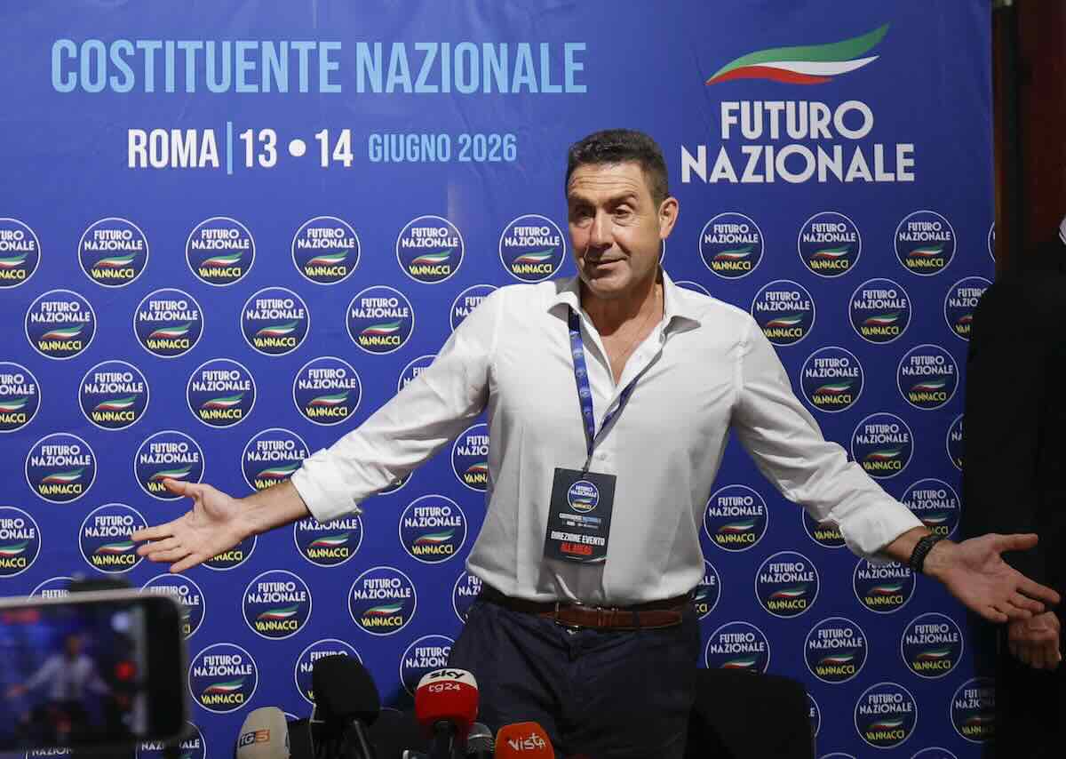 Roberto Vannacci apre a Roma l’assemblea di Futuro nazionale tra sovranismo, remigrazione, attacchi a Forza Italia ed Europa.