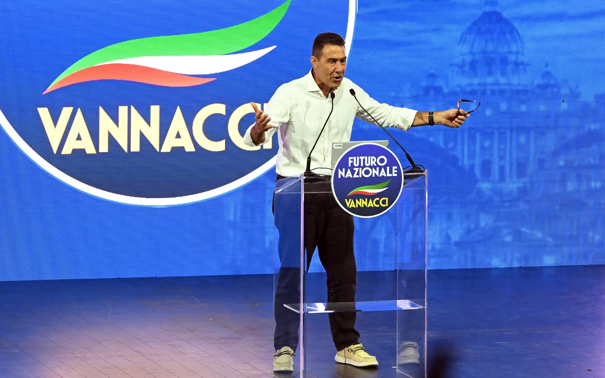 Roberto Vannacci presenta Futuro nazionale e rilancia la remigrazione: nel programma anche dighe, energia e lo slogan “L’Italia agli italiani”.
