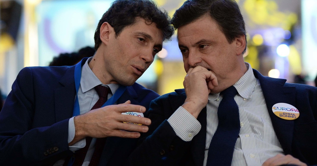 Matteo Renzi boccia la piazza del campo largo a Napoli, mentre Calenda e Magi litigano sul ruolo del centro riformista.