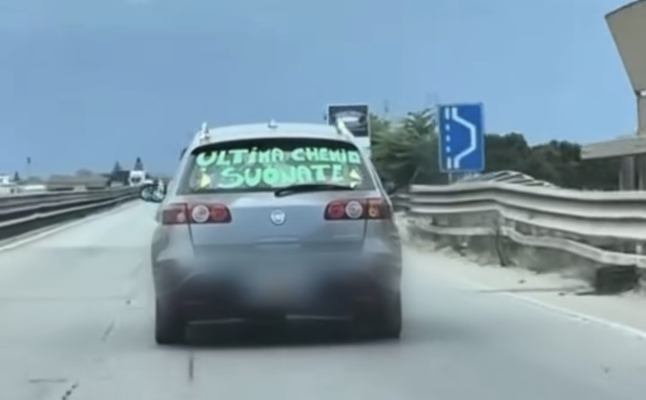 Diego, 4 anni, ha festeggiato l’ultima chemio vicino a Barletta con palloncini, clacson e un messaggio sull’auto.