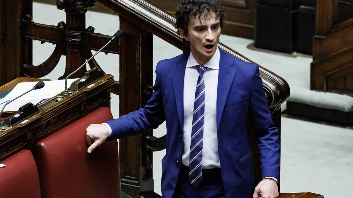 Scontro sugli scafisti dopo le parole di Ginevra Bompiani a L’aria che tira: dura replica di Galeazzo Bignami.