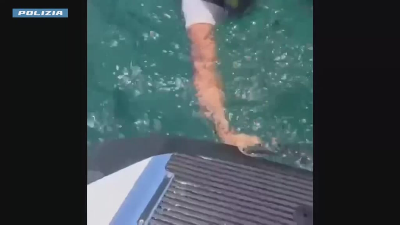 Una turista di 60 anni è stata trascinata dalle correnti per tre chilometri prima del salvataggio della Polizia nelle acque di Catania.