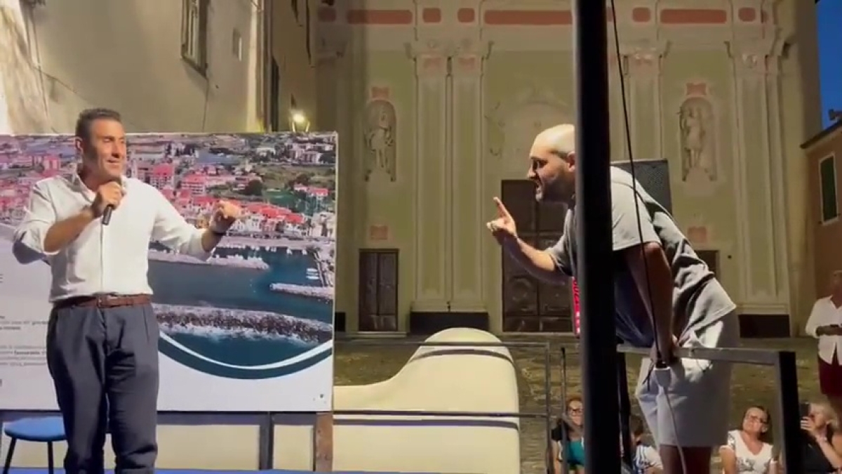 Roberto Vannacci contestato durante la presentazione del libro a Riva Ligure. Il generale replica, mentre l’uomo viene allontanato.