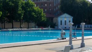 Un ragazzo di 28 anni è morto nella piscina Romano di Milano dopo un bagno notturno con alcuni amici.