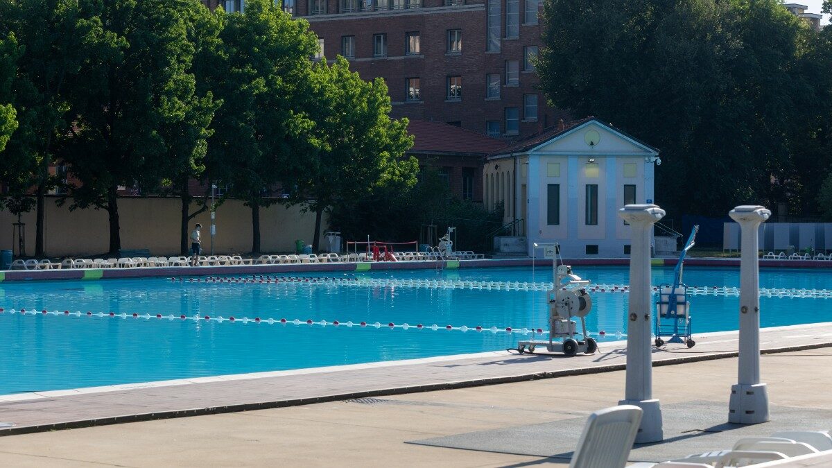 Un ragazzo di 28 anni è morto nella piscina Romano di Milano dopo un bagno notturno con alcuni amici.