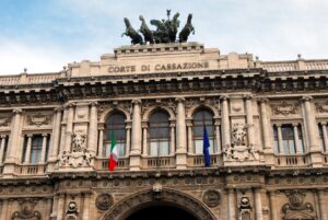 La Cassazione riconosce il diritto al risarcimento per la figlia nata dopo la morte del padre causata da errore medico. Una ragazza oggi ventenne potrà ottenere un risarcimento che potrebbe superare il milione di euro per non aver mai conosciuto il padre, morto nel 2006 in Campania a causa di un errore medico. La vicenda giudiziaria, iniziata quasi vent’anni fa, riguarda il diritto della figlia, che al momento del decesso era ancora nel grembo della madre, a essere risarcita per la perdita del rapporto con il genitore. Dopo una decisione sfavorevole della Corte d’appello di Napoli, la Corte di Cassazione ha ribaltato l’impostazione dei giudici di secondo grado e ha disposto un nuovo esame per la quantificazione del danno. Errore medico in Campania, il padre muore prima della nascita della figlia Il caso nasce dalla morte di un uomo avvenuta mentre la moglie era incinta della loro unica figlia. La donna si è ritrovata ad affrontare da sola gli ultimi mesi della gravidanza, il parto e la crescita della bambina, dopo la perdita del compagno in circostanze poi ricondotte a una responsabilità sanitaria. Subito dopo il decesso, la famiglia ha presentato denuncia nei confronti dei medici e della struttura ospedaliera ritenuti responsabili dell’errore medico. La vicenda è approdata davanti al tribunale e nel 2016, in primo grado, era arrivato un riconoscimento economico importante: alla madre e alla figlia era stato accordato un risarcimento complessivo di circa 1,2 milioni di euro, comprese le spese di giudizio. La decisione sembrava aver riconosciuto non solo il danno subito dalla moglie, ma anche quello patito dalla bambina, privata del padre ancora prima di venire al mondo. Il quadro è però cambiato nel giudizio successivo. La Corte d’appello di Napoli nega il risarcimento alla figlia La Corte d’appello di Napoli ha infatti escluso il diritto della figlia al risarcimento, ritenendo che prima della nascita non potesse configurarsi un rapporto parentale giuridicamente tutelabile. Secondo questa impostazione, la bambina non avrebbe potuto vantare un danno risarcibile per la perdita di un padre morto prima che lei nascesse. La pronuncia ha ridimensionato la portata del risarcimento e ha dato ragione all’azienda ospedaliera e ai medici coinvolti nella vicenda. Una decisione che la madre della ragazza ha contestato, scegliendo di proseguire la battaglia giudiziaria davanti alla Corte di Cassazione. Nel ricorso è stato sostenuto che il danno alla figlia non potesse essere escluso solo perché la nascita era avvenuta dopo la morte del padre. La perdita del genitore, secondo la tesi difensiva, era comunque una conseguenza diretta della condotta sanitaria ritenuta illecita e aveva inciso in modo definitivo sulla vita della ragazza. La Cassazione ribalta tutto: il danno va riconosciuto La Corte di Cassazione ha accolto il ricorso e ha annullato la sentenza d’appello, rinviando il caso ai giudici competenti per una nuova valutazione sul risarcimento del danno. Per gli ermellini, la condotta illecita può incidere direttamente sul diritto al rapporto genitoriale anche quando il figlio nasce dopo la morte del padre. Il principio affermato è rilevante: la perdita del genitore può privare il figlio di un insieme di diritti, relazioni e situazioni soggettive meritevoli di tutela, anche se il rapporto materiale non ha mai potuto svilupparsi per effetto dell’evento dannoso.