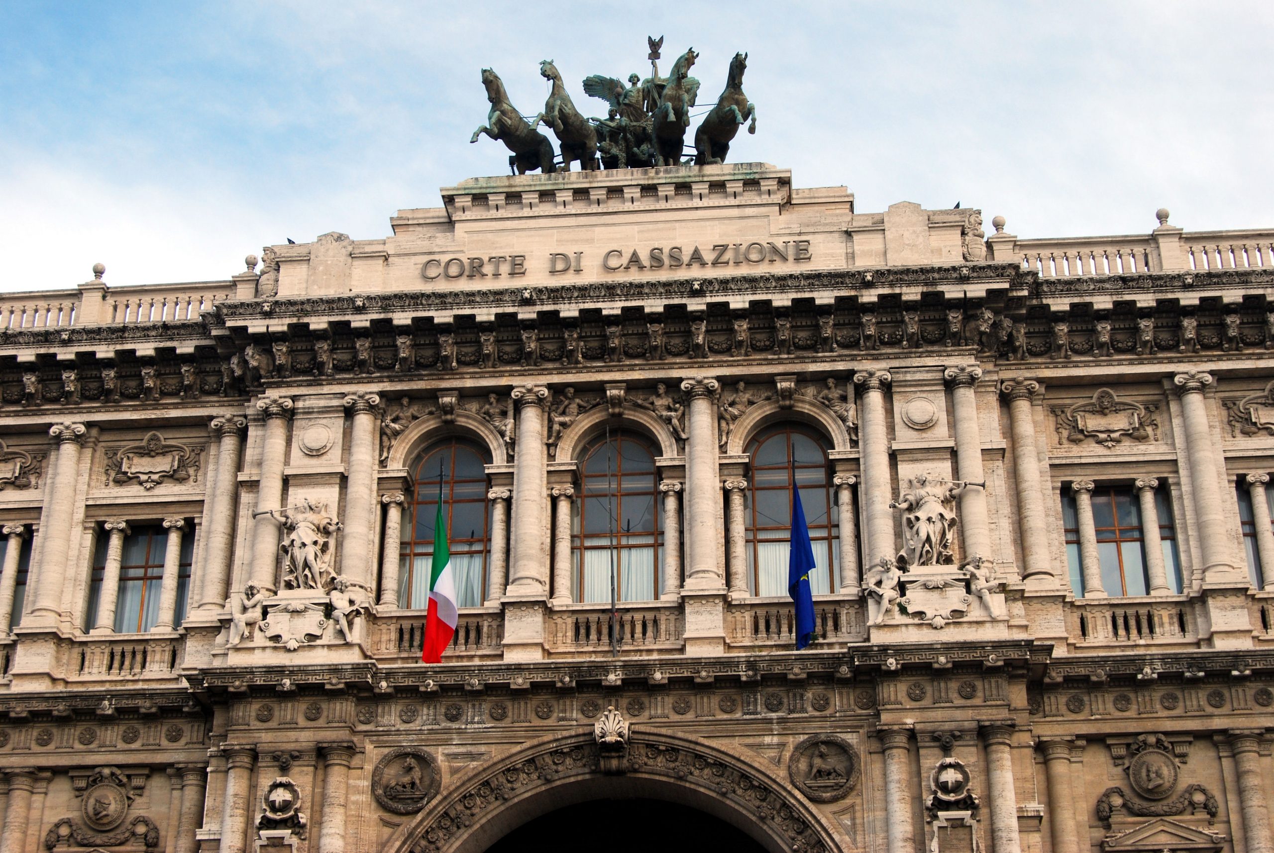 La Cassazione riconosce il diritto al risarcimento per la figlia nata dopo la morte del padre causata da errore medico. Una ragazza oggi ventenne potrà ottenere un risarcimento che potrebbe superare il milione di euro per non aver mai conosciuto il padre, morto nel 2006 in Campania a causa di un errore medico. La vicenda giudiziaria, iniziata quasi vent’anni fa, riguarda il diritto della figlia, che al momento del decesso era ancora nel grembo della madre, a essere risarcita per la perdita del rapporto con il genitore. Dopo una decisione sfavorevole della Corte d’appello di Napoli, la Corte di Cassazione ha ribaltato l’impostazione dei giudici di secondo grado e ha disposto un nuovo esame per la quantificazione del danno. Errore medico in Campania, il padre muore prima della nascita della figlia Il caso nasce dalla morte di un uomo avvenuta mentre la moglie era incinta della loro unica figlia. La donna si è ritrovata ad affrontare da sola gli ultimi mesi della gravidanza, il parto e la crescita della bambina, dopo la perdita del compagno in circostanze poi ricondotte a una responsabilità sanitaria. Subito dopo il decesso, la famiglia ha presentato denuncia nei confronti dei medici e della struttura ospedaliera ritenuti responsabili dell’errore medico. La vicenda è approdata davanti al tribunale e nel 2016, in primo grado, era arrivato un riconoscimento economico importante: alla madre e alla figlia era stato accordato un risarcimento complessivo di circa 1,2 milioni di euro, comprese le spese di giudizio. La decisione sembrava aver riconosciuto non solo il danno subito dalla moglie, ma anche quello patito dalla bambina, privata del padre ancora prima di venire al mondo. Il quadro è però cambiato nel giudizio successivo. La Corte d’appello di Napoli nega il risarcimento alla figlia La Corte d’appello di Napoli ha infatti escluso il diritto della figlia al risarcimento, ritenendo che prima della nascita non potesse configurarsi un rapporto parentale giuridicamente tutelabile. Secondo questa impostazione, la bambina non avrebbe potuto vantare un danno risarcibile per la perdita di un padre morto prima che lei nascesse. La pronuncia ha ridimensionato la portata del risarcimento e ha dato ragione all’azienda ospedaliera e ai medici coinvolti nella vicenda. Una decisione che la madre della ragazza ha contestato, scegliendo di proseguire la battaglia giudiziaria davanti alla Corte di Cassazione. Nel ricorso è stato sostenuto che il danno alla figlia non potesse essere escluso solo perché la nascita era avvenuta dopo la morte del padre. La perdita del genitore, secondo la tesi difensiva, era comunque una conseguenza diretta della condotta sanitaria ritenuta illecita e aveva inciso in modo definitivo sulla vita della ragazza. La Cassazione ribalta tutto: il danno va riconosciuto La Corte di Cassazione ha accolto il ricorso e ha annullato la sentenza d’appello, rinviando il caso ai giudici competenti per una nuova valutazione sul risarcimento del danno. Per gli ermellini, la condotta illecita può incidere direttamente sul diritto al rapporto genitoriale anche quando il figlio nasce dopo la morte del padre. Il principio affermato è rilevante: la perdita del genitore può privare il figlio di un insieme di diritti, relazioni e situazioni soggettive meritevoli di tutela, anche se il rapporto materiale non ha mai potuto svilupparsi per effetto dell’evento dannoso.