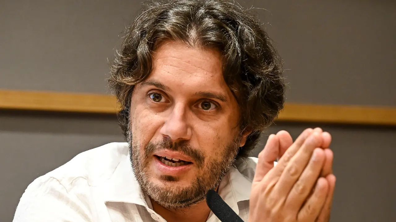 Il deputato M5S accusa il governo sul caso Roggero e difende il richiamo di Mattarella al ministro Nordio sulla procedura di grazia.