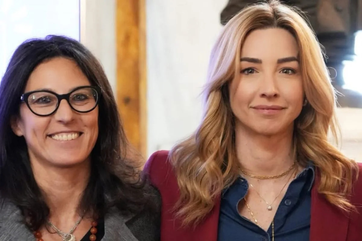 Il post di Ilaria Gibelli contro i presunti fascisti scatena le opposizioni. La giunta Salis esclude provvedimenti disciplinari.