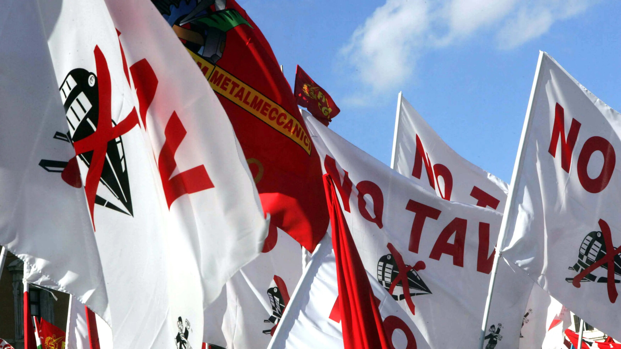 Dopo l’assalto No Tav a Chiomonte, politica e sindacati di polizia denunciano la violenza: «Lo Stato deve dare una risposta ferma».