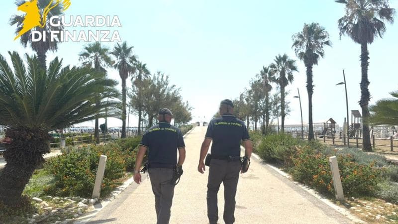 Reddito di cittadinanza, assegni sociali e agevolazioni pubbliche mentre trasferivano 200mila euro in Svizzera: denunciata una coppia residente a Camaiore.
