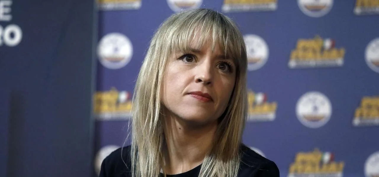 Il caso Abderrahim Fakir divide Sardone e Morani a La7: al centro le manifestazioni, il ruolo della polizia e l’attesa delle indagini.